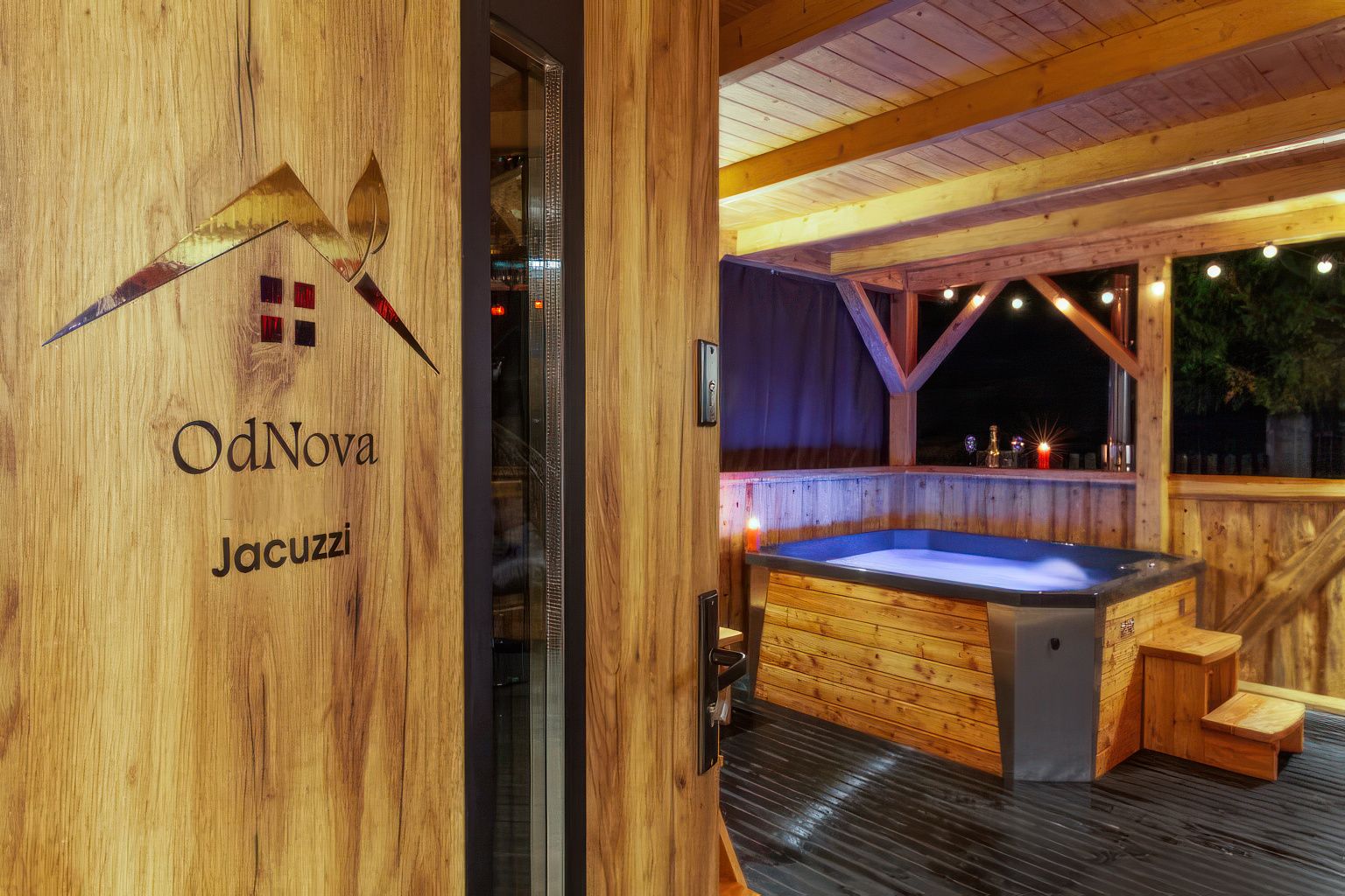 Jacuzzi elektryczne Willa OdNova w Tyliczu - basen z oświetleniem LED na drewnianym patio pod zadaszeniem